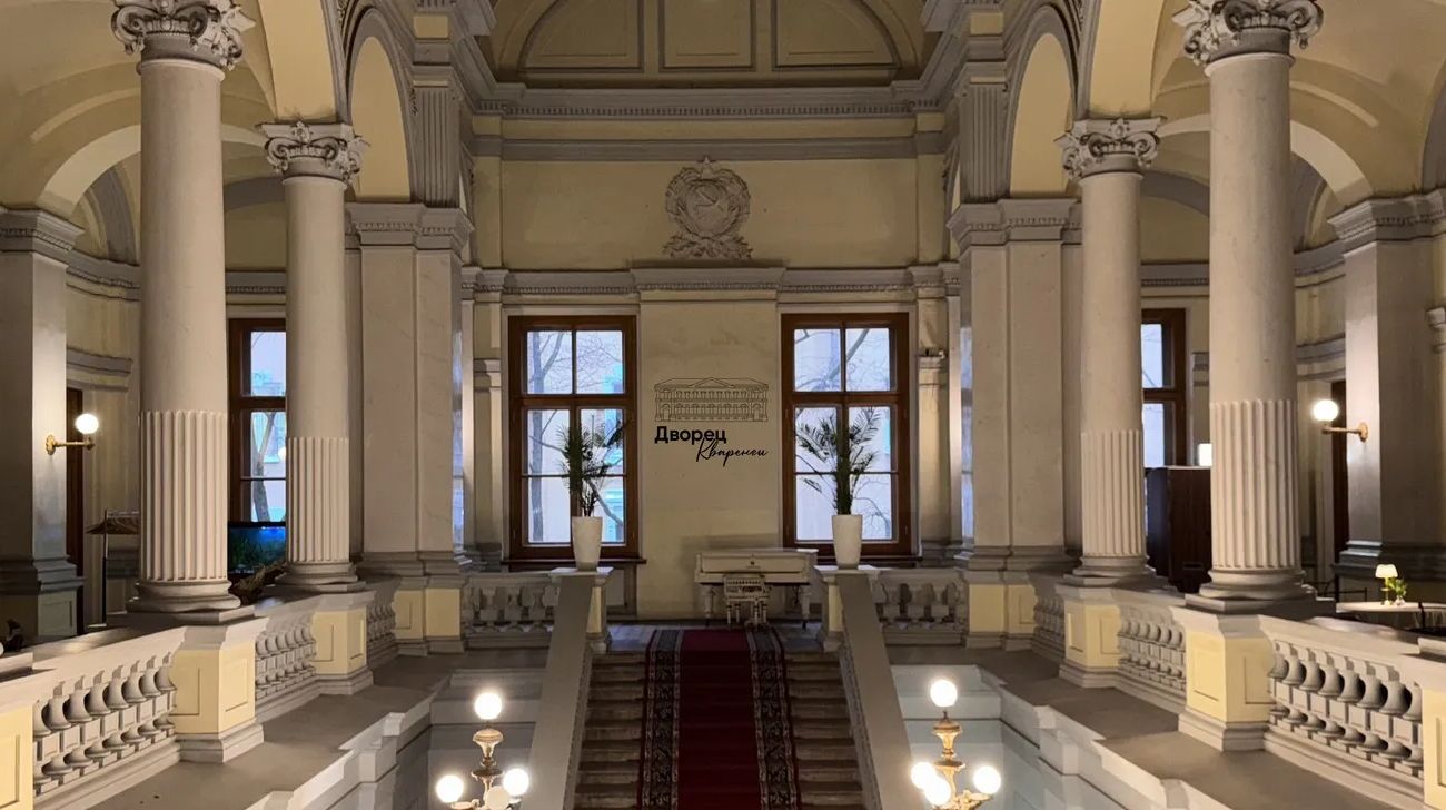 Мрачные подземелья и леденящие душу пыточные камеры. Квест&nbsp;«Взаперти»&nbsp;приглашает всех смелых петербуржцев отправиться в путешествие по нетронутому тайному лазу в таинственное подземелье.&nbsp;Фантастические ловушки и запутанные лабиринты – это лишь небольшая часть того, что ждёт гостей.