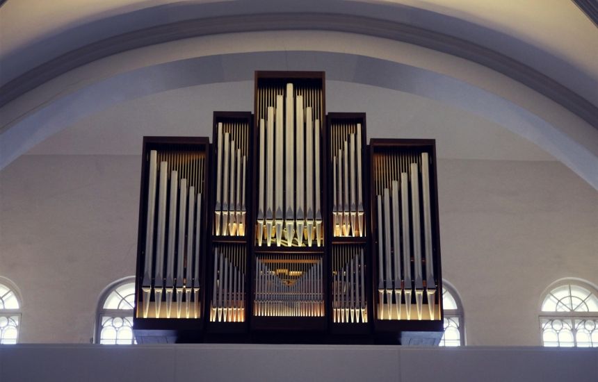 Привыкли к тому, что органный концерт - это так серьезно, что кому-то может даже показаться скучным? Отвыкайте! Ведь самый большой и мощный музыкальный инструмент в мире скучным быть точно не может! А чтобы доказать это,&nbsp;Amadeus Concerts приглашает вас на один из самых необычных концертов Петербурга -&nbsp;«Битву Органов»!