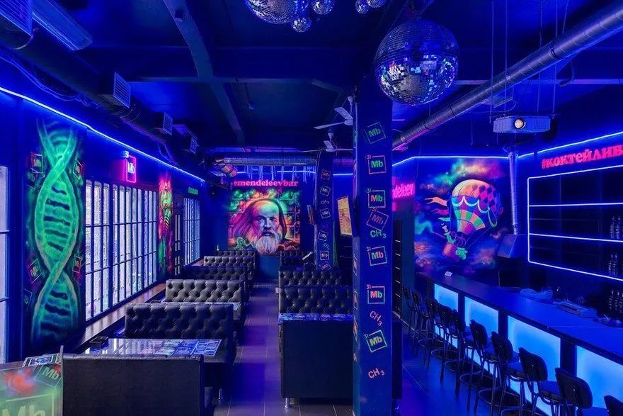 Тематический интерьер бара Mendeleev с коктейлями в химической посуде и панорамными окнами