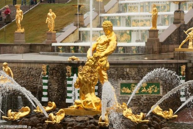 "Столица фонтанов" Петергоф открывает новый сезон, главной темой которого стал юбилей - 70-летие первого пуска фонтанов после Великой Отечественной войны.