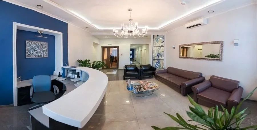 Медицинский центр DLclinic — это современная многопрофильная клиника в Санкт-Петербурге, предлагающая широкий спектр услуг в области стоматологии, косметологии и эстетической медицины. Основанная в 1996 году (изначально как "Дента Л"), клиника заработала репутацию надежного медицинского учреждения благодаря профессиональному подходу, инновационным технологиям и высококвалифицированным специалистам. Сегодня DLclinic предлагает комплексное лечение, сочетающее стоматологические услуги с возможностями эстетической медицины для достижения наилучших результатов.