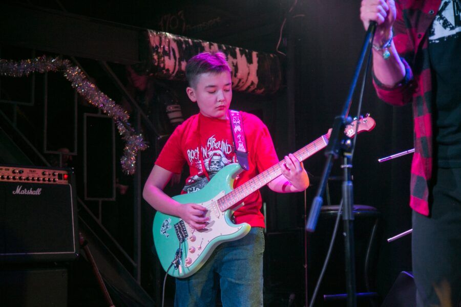 Освоить техники игры на гитаре, научиться исполнять любимые мелодии, импровизировать или стать настоящей суперзвездой. Питер Online собрал список детских школ в Петербурге, где обучают игре на гитаре и которые отличаются качественным и интересным обучением, талантливыми и опытными педагогами, дружеской атмосферой и индивидуальным подходом к каждому молодому гитаристу.