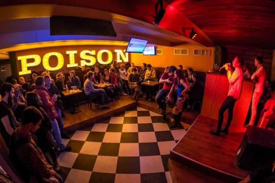 Интерьер рок-караоке бара Poison с диванчиками и атмосферой андеграунда