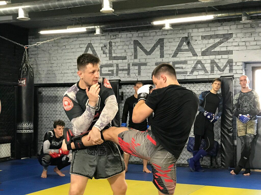 Клуб боевых искусств, где профессиональные и опытные тренеры – Чемпионы Мира, России и Европы помогут каждому освоить разные виды единоборств: каратэ, дзюдо, муай-тай, айкидо, самбо и другие. Здесь проводят групповые и индивидуальные тренировки как для детей, так и для взрослых.