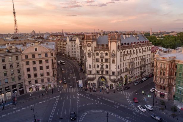 Район с двойным дном. Утром — особняк балерины, любовницы императора. Вечером — подвал котельной, где Цой писал песни между сменами. Петроградская сторона соединяет имперский модерн и ленинградский андеграунд, мечеть с бирюзовым куполом и граффити во дворах. Этот маршрут — 6,5 километров через три эпохи: от Серебряного века до рок-клуба.