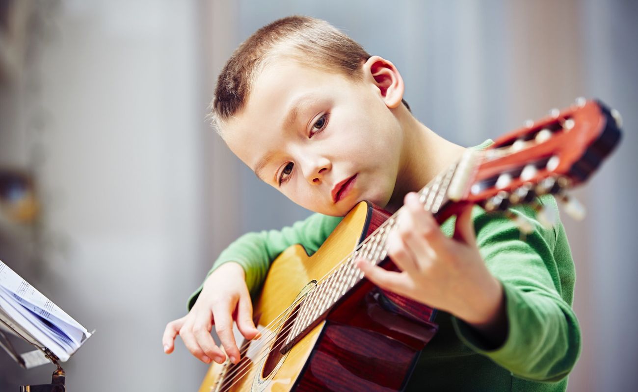 Освоить техники игры на гитаре, научиться исполнять любимые мелодии, импровизировать или стать настоящей суперзвездой. Питер Online собрал список детских школ в Петербурге, где обучают игре на гитаре и которые отличаются качественным и интересным обучением, талантливыми и опытными педагогами, дружеской атмосферой и индивидуальным подходом к каждому молодому гитаристу.