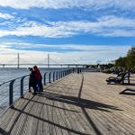 Уютные пляжи, заброшенный маяк, берег под мостом и огромная дамба — список мест, где можно насладиться шумом волн, спокойствием и восхитительными морскими пейзажами. Питер Online собрал самые красивые места, где можно полюбоваться прекрасным видом на море.