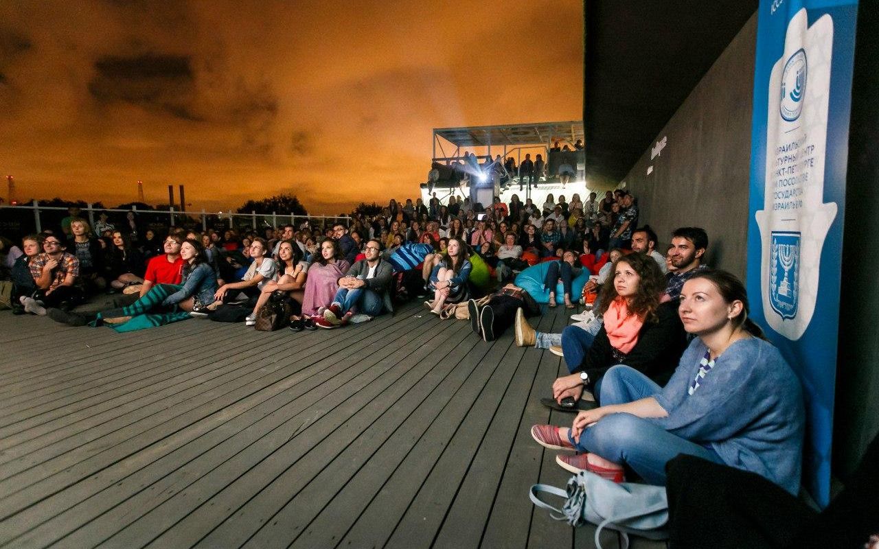 В ночь с 7 на 8 июля в Петербурге на крыше дома на канале Грибоедова&nbsp;будут бесплатно показывать кино. Организаторы,&nbsp;Израильский Культурный Центр «Натив» будут показывать национальные фильмы, в числе которых&nbsp;художественный фильм «Женский балкон», предоставленный Генеральным консульством Государства Израиль.