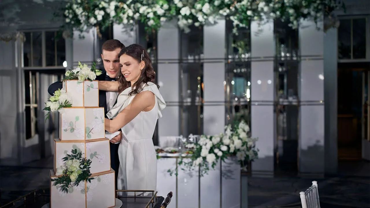 Свадебное агентство Vzaimno Wedding — пара на церемонии у арки в Санкт-Петербурге