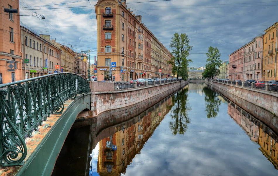 Дом-треугольник на канале Грибоедова