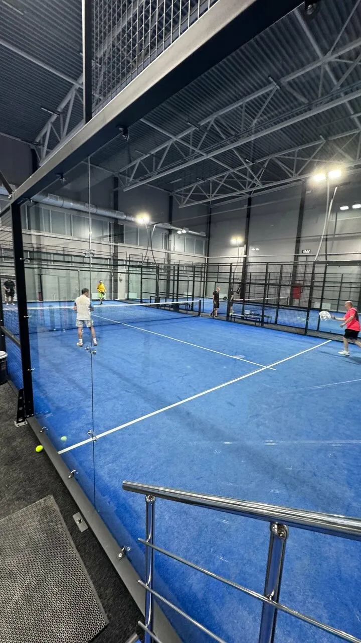 Синие корты под высоким потолком в зале Prim-padel на Оптиков