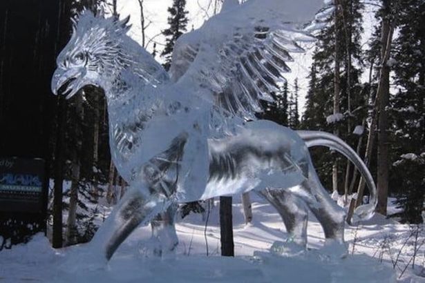 Уже в декабре петербуржцы, прогуливаясь по Московской площади, смогут полюбоваться ледовыми композициями. Горожан будут ждать знакомые герои и чудесные существа из различных сказок и фильмов. Окунуться в атмосферу новогодней сказки жители и гости города смогут на новогодней ярмарке, которая расположится на Московской площади.