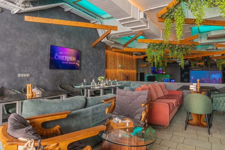 Стильный интерьер караоке-ресторана Cherish с мягкими диванами и современным дизайном