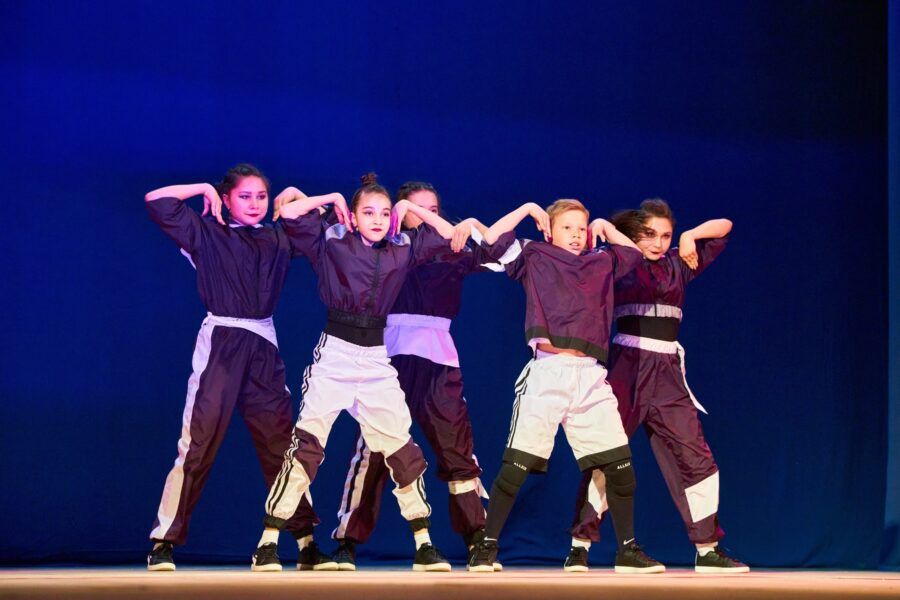 Освоить уличный хип-хоп, избавиться от скованности и стеснения, научиться чувствовать музыку, развить гибкость и стать настоящей звездой танцпола — 15 танцевальных студий для детей в Петербурге, где есть опытные и талантливые хореографы, уютная атмосфера и индивидуальный подход. От современного и энергичного брейк-данса до изящного и грациозного классического балета.