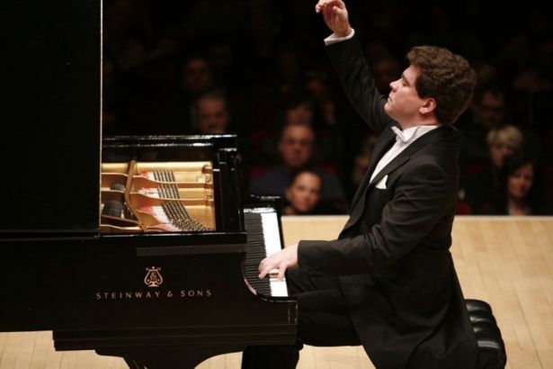 u041fu0438u0430u043du0438u0441u0442 u0414u0435u043du0438u0441 u041cu0430u0446u0443u0435u0432 u0441u044bu0433u0440u0430u0435u0442 u0434u0436u0430u0437