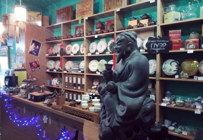 Друзья, спешим поделиться с вами хорошей новостью!&nbsp;В центре Петербурга открылся первый Чайный Бар, и мы там уже побывали. Это аутентичное место, где в спокойной обстановке можно продегустировать настоящий чай и получить квалифицированную консультацию от мастеров своего дела, которые посвятили изучению чайной культуры более 10 лет.&nbsp;