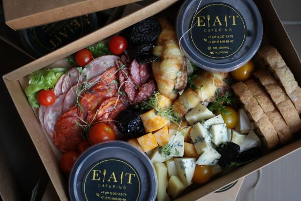 Eat Catering берёт на себя не только еду, но и всю логику мероприятия — меню, подачу и обслуживание на праздниках и деловых событиях в Петербурге.