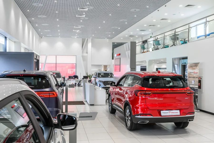 Современный многофункциональный автомобильный центр РОЛЬФ с широким ассортиментом премиальных и спортивных моделей различных марок