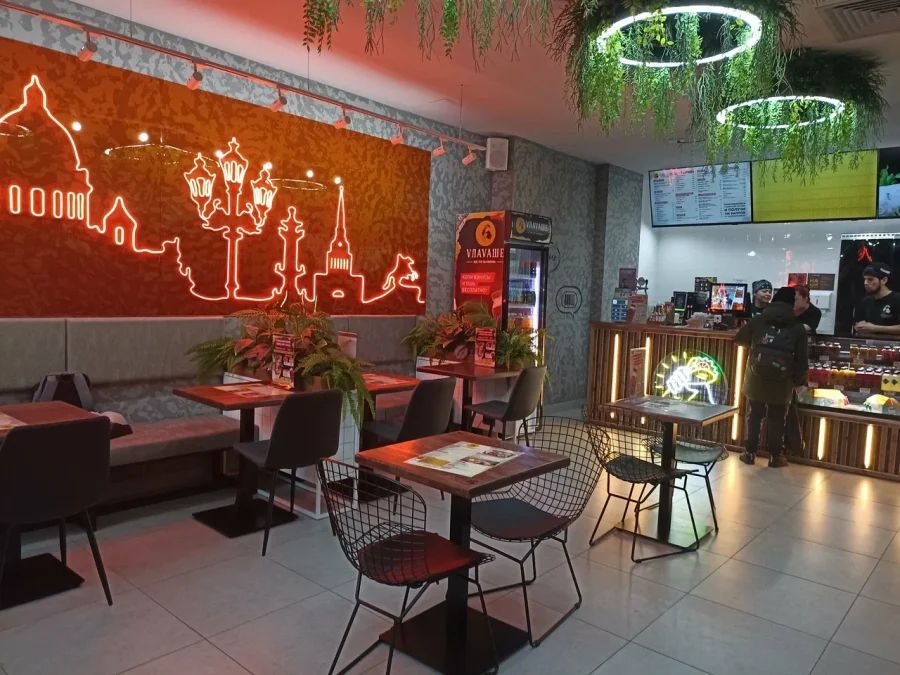 Шаверма в Петербурге — это не просто еда, а часть городской культуры. Мы проверили десятки заведений и отобрали только те, где действительно вкусно готовят и куда стоит ехать. В этом гиде — только работающие места с актуальными ценами и адесами.