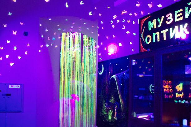 Хотите поэкспериментировать с тенью, порисовать светом или увидеть, как работают голограммы? Музей оптики в Санкт-Петербурге — это место, где наука становится захватывающим развлечением. В интерактивных залах вы сможете управлять частицами в космосе, изучать оптические иллюзии и погрузиться в мир удивительных технологий.