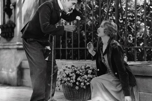 u0427u0430u0440u043bu0438 u0427u0430u043fu043bu0438u043d u0441u043du043eu0432u0430 u043du0430 u0431u043eu043bu044cu0448u043eu043c u044du043au0440u0430u043du0435 u0432 u0448u043eu0443-u043fu0440u043eu0441u0442u0440u0430u043du0441u0442u0432u0435 u00abu041bu0435u043du0438u043du0433u0440u0430u0434 u0426u0435u043du0442u0440u00bb