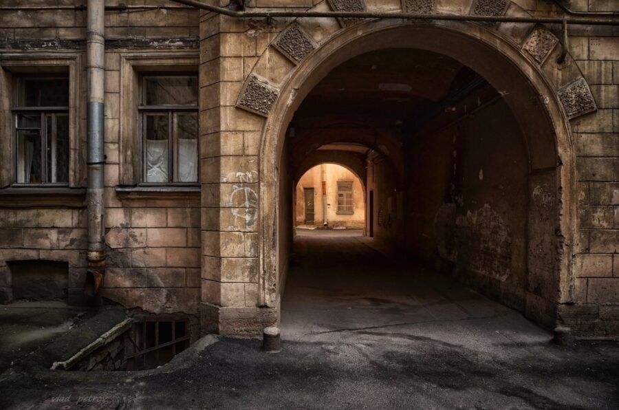 Экскурсия по историческим дворам и коммуналкам Петербурга