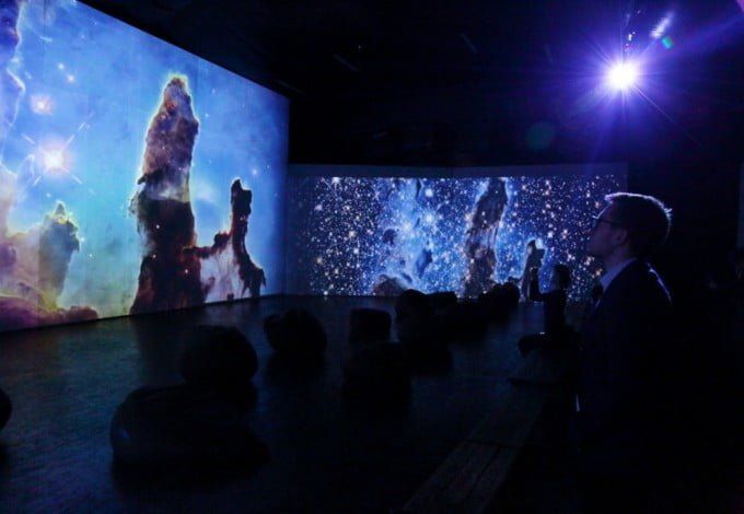 22 декабря петербуржцы и гости города побудут в шкуре космонавта и окажутся в открытом космосе и совершат увлекательное путешествие на Марс. Для всего этого будут применять технологию виртуальной реальности и видеомаппинг. Жителей Петербурга ждет нечто невероятное.