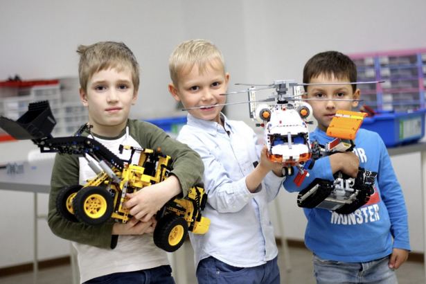 Робикс учит на платах Arduino, GoRobo даёт 3D-печать, у Лиги роботов 17 филиалов. Группы по 6–8 детей, первое занятие часто бесплатное.