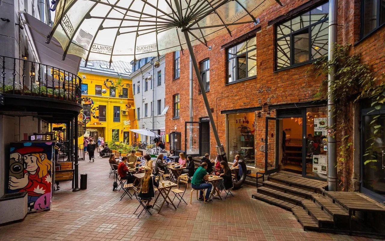 Кольцевой маршрут от метро и обратно: мистическая парадная с консьержем, дворы Достоевского, розовая лестница на крышу и точка, где загадывают желания. 12 точек, 4 километра, один район — и ощущение, что побывали в трёх разных Петербургах.