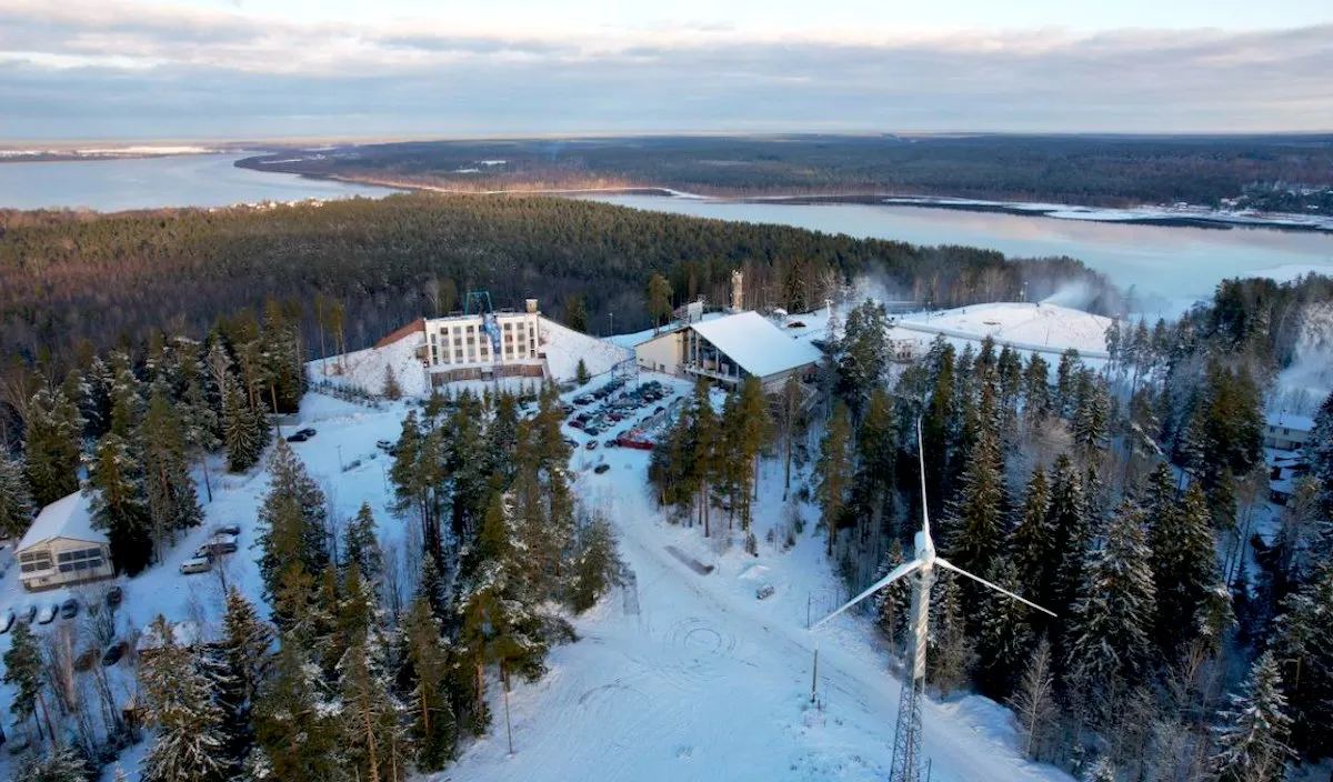 Курорт «Красное озеро» в Коробицыно — горнолыжные склоны зимой с высоты