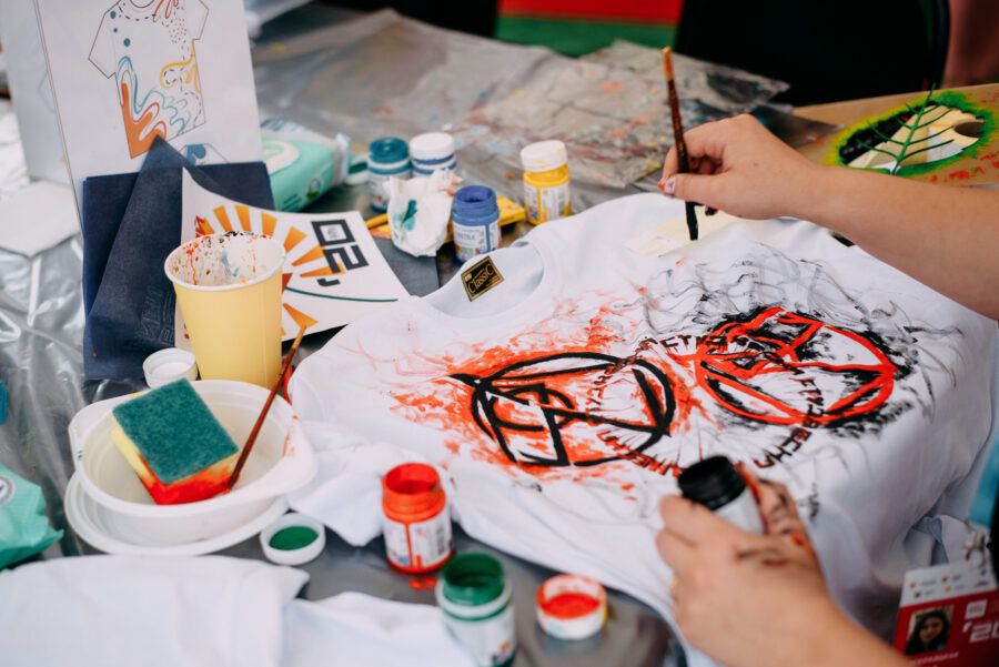 От создания фигурок из глины до изучения робототехники, от мастерства в живописи до секретов кулинарии – в городе на Неве дети могут погрузиться в увлекательный мир мастер-классов по самым разным направлениям, интересам и возрастам. Питер Online собрал 30 мастер-классов для детей в Санкт-Петербурге, которые не только помогут развить и раскрыть творческие способности, но и приобрести новые навыки, а главное – весело провести время и получить массу положительных эмоций.