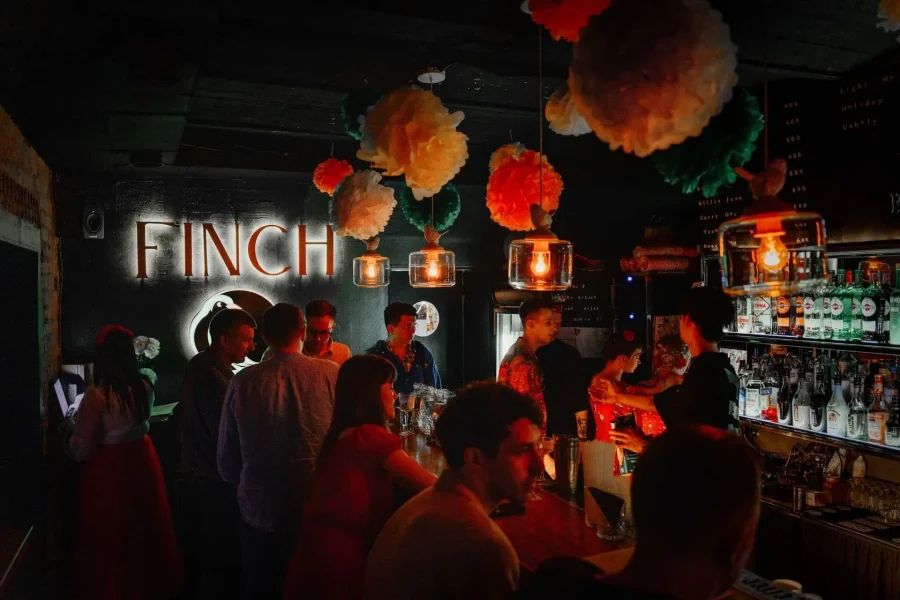 Стильная караоке-комната в Finch Bar с современным дизайном и профессиональным оборудованием