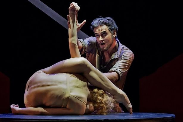 u0422u0435u0430u0442u0440 u042du0439u0444u043cu0430u043du0430 u043fu043eu043au043eu0440u044fu0435u0442 u0415u0432u0440u043eu043fu0443