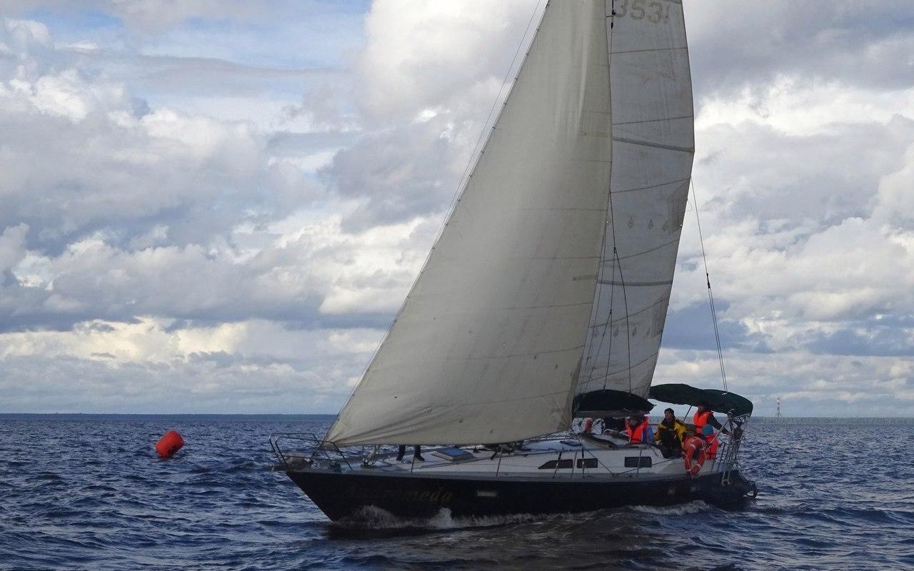 Огромные паруса, плеск волн и морской бриз — в Северной столице предлагают отметить летнюю погоду прогулкой по устью Невы и Финскому заливу, встретить огромные лайнеры и приобщиться к яхтингу. 10 часов прогулки по водным широтам близ Петербурга, на большой парусной яхте, с высадкой на форт Константин, обойдутся 3000 рублей с человека. Но, поверьте, это того стоит.&nbsp;