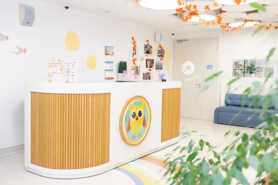 Например, в школе Priviata внимание уделяется игровым подходам и развитию критического мышления и креативности. Лицей «Паскаль» и школа «Аксон» подчеркивают важность индивидуального подхода и всестороннего развития учеников. В школе «Деловая волна» сочетаются российские и британские образовательные стандарты, а «Тет-А-Тет» привлекает сильным акцентом на творчество и искусства, в то время как «Артхелло Атлас» привлекает полным учебным днем до 19:00 и собственным бассейном. Эти и другие частные школы Петербурга обеспечивают высокий уровень обучения и подготовку к современной жизни.