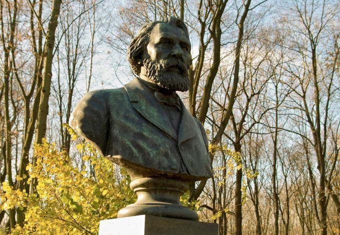 Памятник И.С. Тургеневу на Литераторских мостках - место захоронения знаменитых писателей, поэтов и деятелей культуры Петербурга