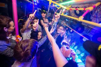 Теперь у вас есть 25 проверенных мест для незабываемого дня рождения подростка в Петербурге. От виртуальной реальности до средневековых турниров, от кулинарных экспериментов до экстремальных приключений — выбор огромный. Главное — учитывайте интересы именинника и его друзей.