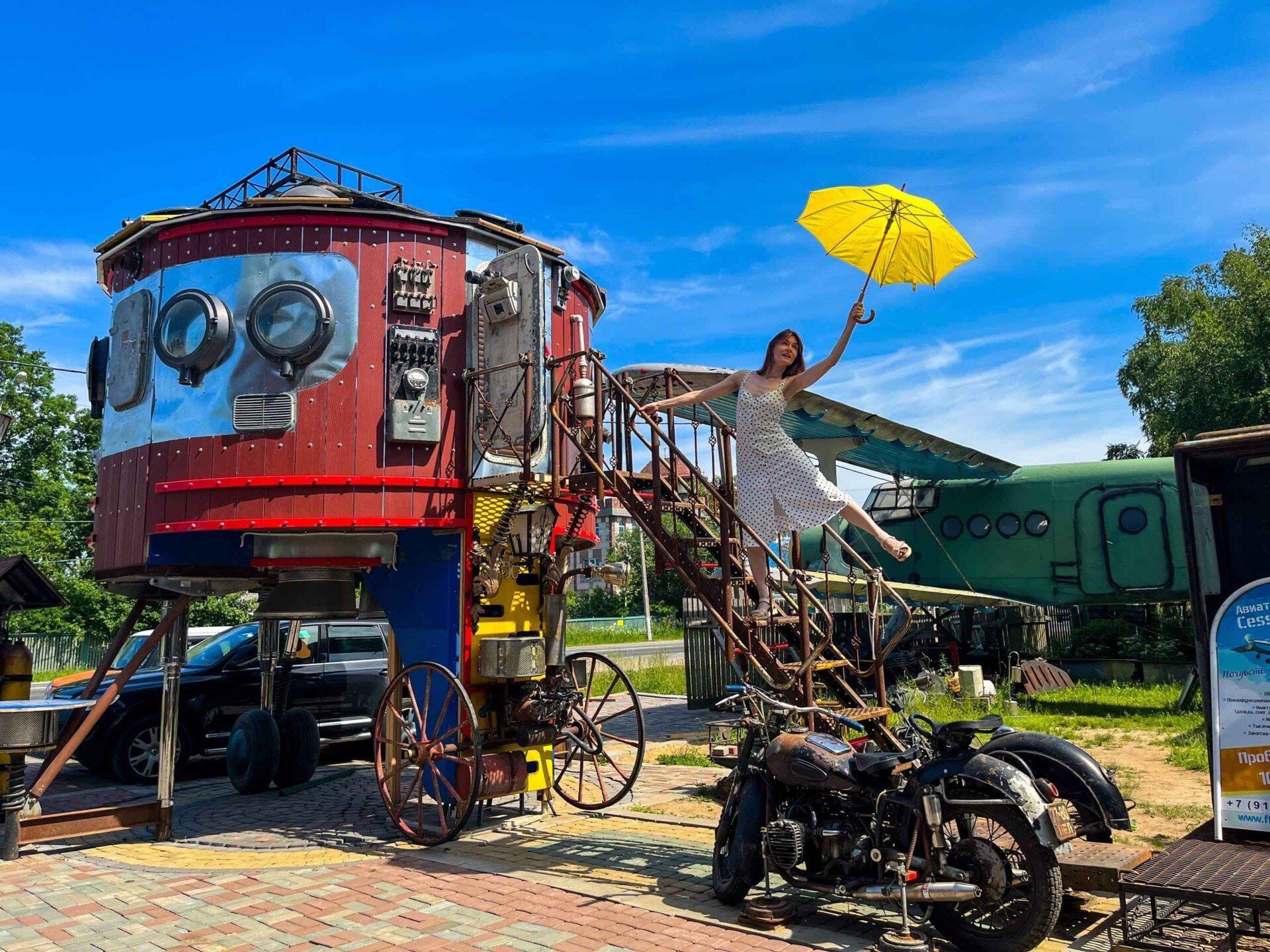 Как насчёт интерактивной экскурсии в мире стимпанка, где орган сделан из двигателя пылесоса, а летательный аппарат выглядит, как ожившая фантазия из прошлого? «Дом с самолётом» в Санкт-Петербурге — это уникальное арт-пространство, созданное изобретателем Андреем Карзубовым, где каждый экспонат рассказывает свою историю.