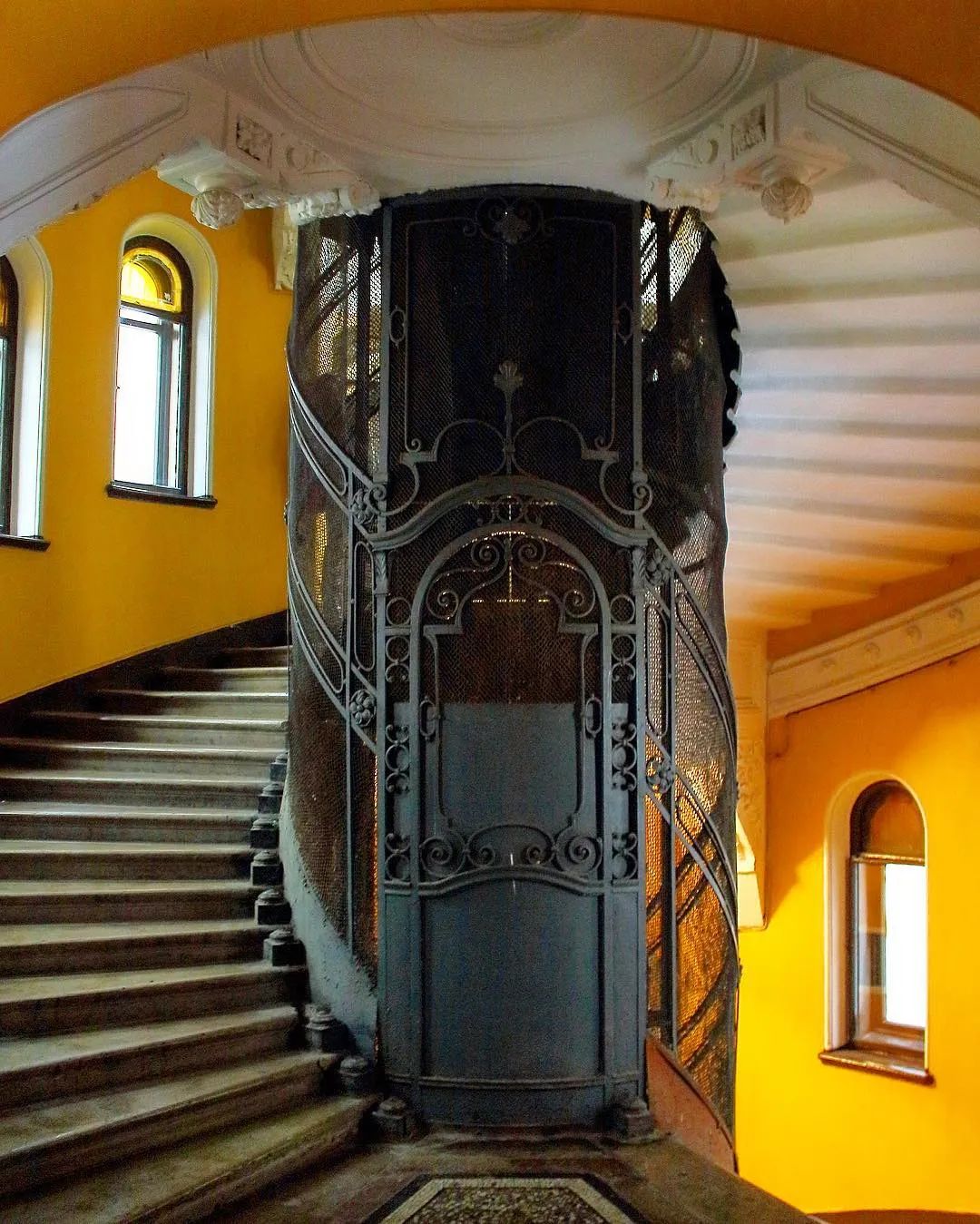 Старинный лифт в доме купцов Елисеевых на улице Ломоносова 14 в Петербурге