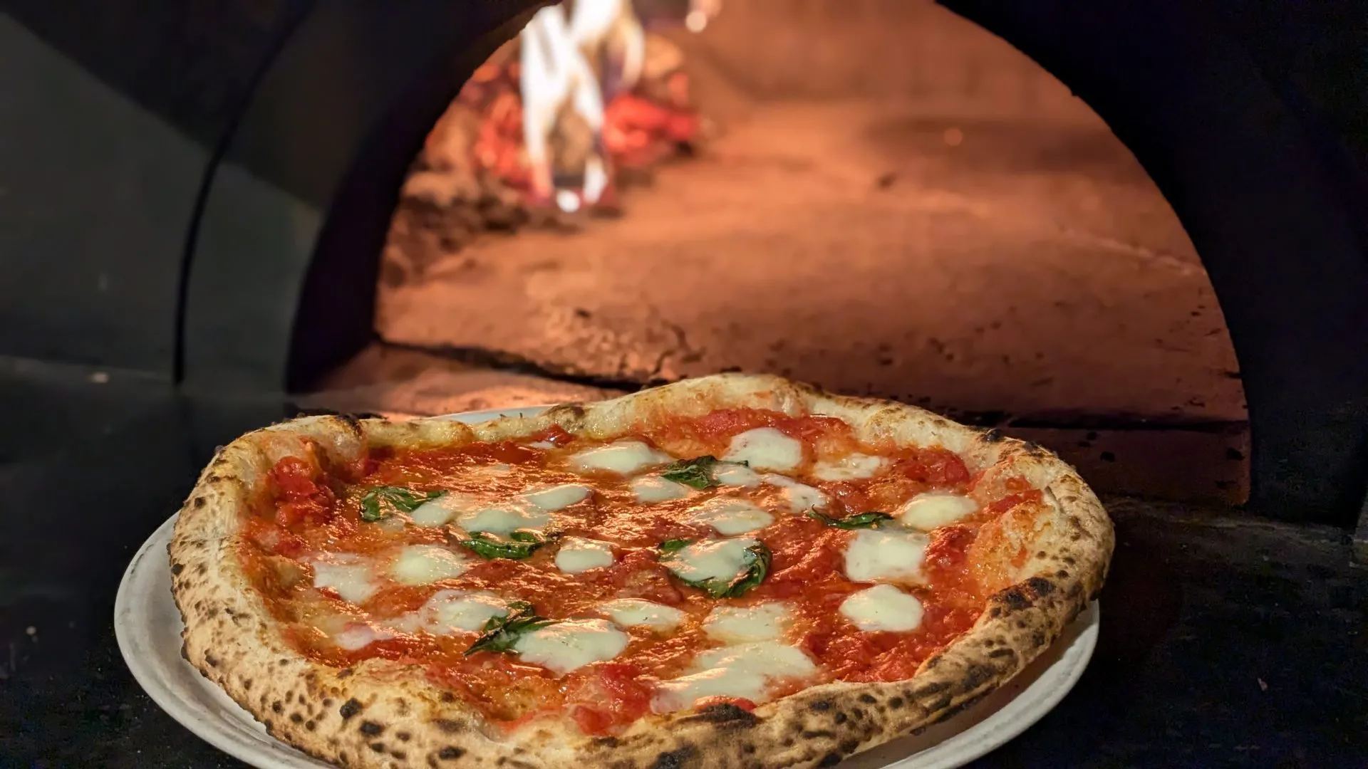 Римские пиццерии с 72-часовой ферментацией — от бюджетной Crispy Pizza за 1000 ₽ до дворцового Il Lago dei Cigni за 4850 ₽.