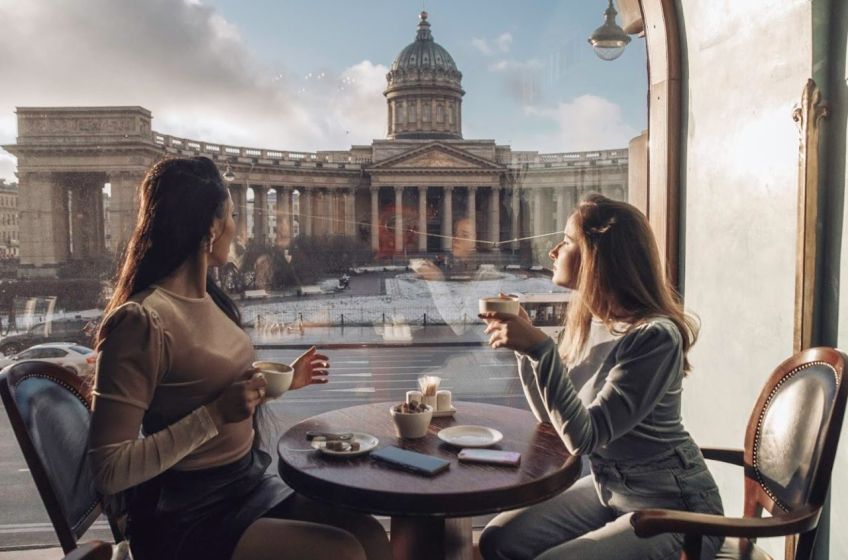 Дождь в Петербурге — не форс-мажор, а часть характера города. Мы выбрали 9 уютных кафе и ресторанов, где приятно переждать ливень за чашкой горячего кофе, тарелкой дымящихся хинкали или порцией легендарных ленинградских пышек.