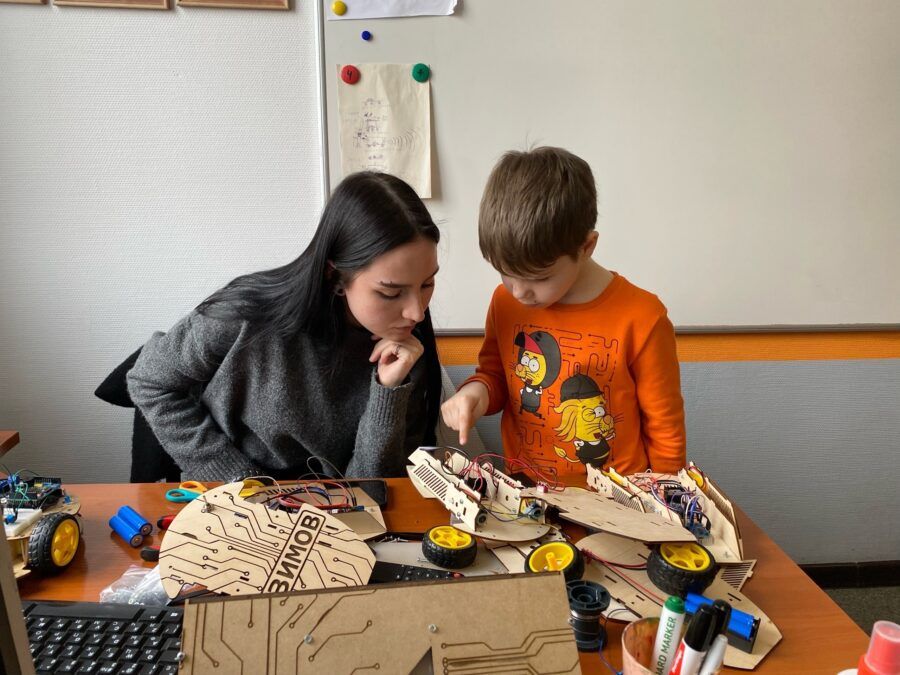 От создания фигурок из глины до изучения робототехники, от мастерства в живописи до секретов кулинарии – в городе на Неве дети могут погрузиться в увлекательный мир мастер-классов по самым разным направлениям, интересам и возрастам. Питер Online собрал 30 мастер-классов для детей в Санкт-Петербурге, которые не только помогут развить и раскрыть творческие способности, но и приобрести новые навыки, а главное – весело провести время и получить массу положительных эмоций.