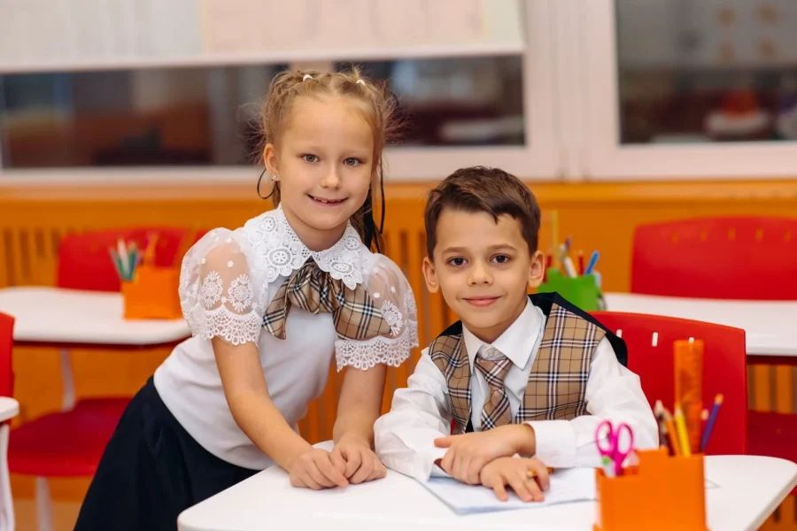 Например, в школе Priviata внимание уделяется игровым подходам и развитию критического мышления и креативности. Лицей «Паскаль» и школа «Аксон» подчеркивают важность индивидуального подхода и всестороннего развития учеников. В школе «Деловая волна» сочетаются российские и британские образовательные стандарты, а «Тет-А-Тет» привлекает сильным акцентом на творчество и искусства, в то время как «Артхелло Атлас» привлекает полным учебным днем до 19:00 и собственным бассейном. Эти и другие частные школы Петербурга обеспечивают высокий уровень обучения и подготовку к современной жизни.