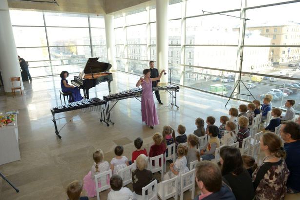 Экспериментальные постановки, необычный взгляд на привычный сюжет, захватывающая игра актеров — самый древний вид искусства сегодня может быть бесплатным и интересным одновременно в этих театрах: