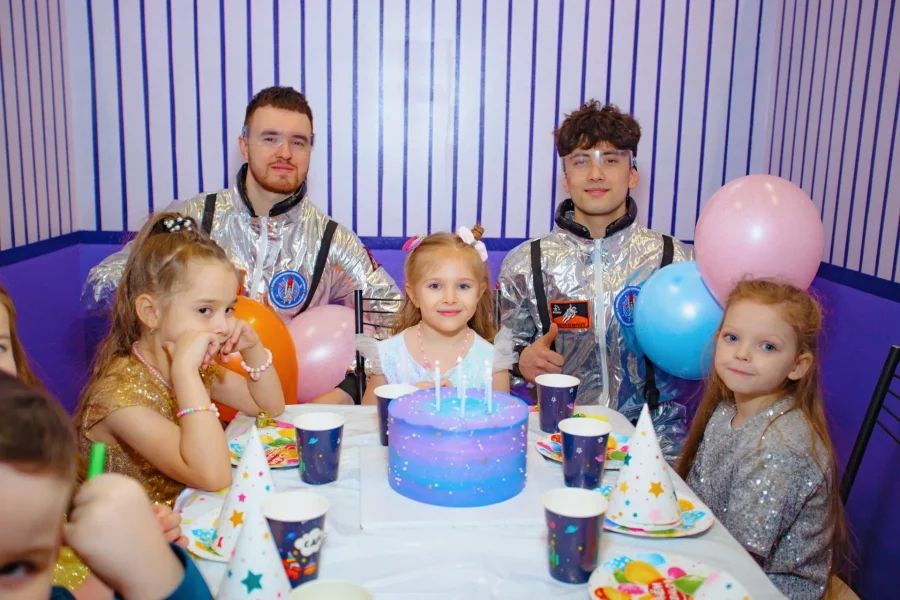 Места для празднования дня рождения в Санкт-Петербурге: интересные идеи, уютные локации и варианты для любой компании.