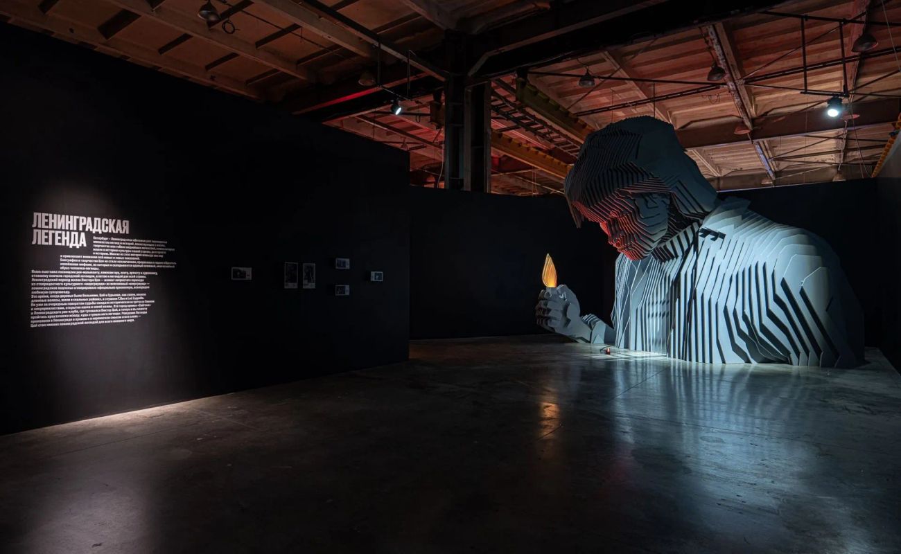 В Севкабель Порту работает масштабная выставка-байопик «Виктор Цой. Легенда». 13 залов, 3000 метров и личные вещи лидера «Кино» в новом прочтении.