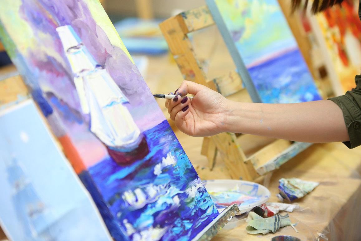«Мы преподаем с лёгкостью интересные курсы по рисованию, но с серьезным подходом к делу», – заявляет Ольга, создатель школы рисования для взрослых «Вкрасках». По её словам студия специально создана для работающих людей, которые далеки от академической программы художественных школ и не готовы тратить время на профессиональное обучение данному искусству.