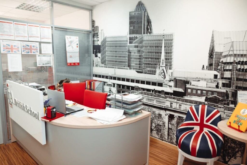 Подготовиться к кембриджским тестам и поступить в Гарвард, расширить свои знания в физике или развить свои навыки и стать экспертами в определенной области. В настоящее время существует множество школ, которые предлагают ученикам углубленное изучение различных предметов. Питер Online собрал список таких школ Петербурга, где работаю профессиональные педагоги, обладающие большим опытом, современные авторские программы и интересные внеклассные занятия.