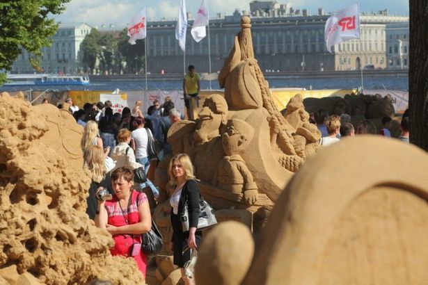 u0424u0435u0441u0442u0438u0432u0430u043bu044c u043fu0435u0441u0447u0430u043du044bu0445 u0441u043au0443u043bu044cu043fu0442u0443u0440 u043eu0442u043au0440u043eu0435u0442u0441u044f u0432 u041fu0435u0442u0440u043eu043fu0430u0432u043bu043eu0432u043au0435