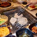 Взять аппетитный кусочек баранины, говядины или другого мяса, самостоятельно приготовить вкуснейшее блюдо под присмотром профессионалов корейской кухни и насладиться им с семьей, любимым человеком или друзьями. Такое необычное посещение предлагает своим гостям ресторан корейской кухни Korean BBQ Гриль 코바. А к мясу хорошо бы взять и другие традиционные блюда.